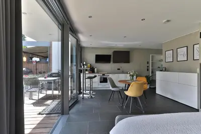 TV/Unterhaltungsangebot in der Unterkunft Modernes Studio-Apartment - Gartenblick