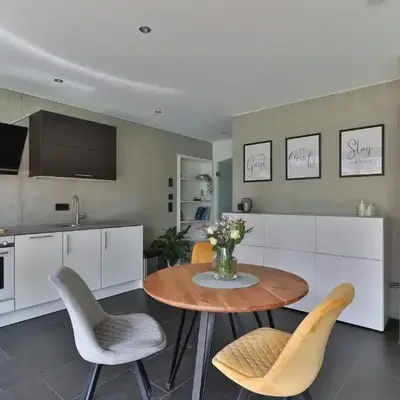 Modernes Studio-Apartment - Gartenblick
