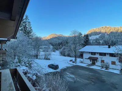 Ein allgemeiner Bergblick oder ein Berglick von des Ferienhauses aus