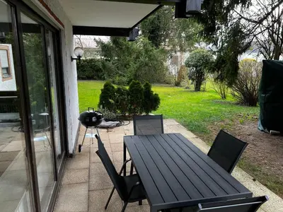 Ein Garten an der Unterkunft Apartment in Prien am Chiemsee