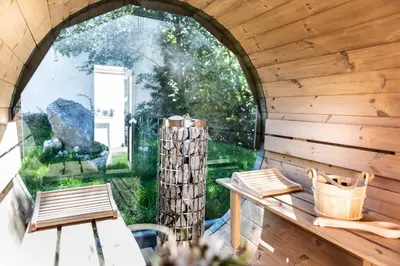 Ein Garten an der Unterkunft Exklusives Design Hideaway & Sauna
