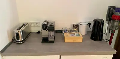 Kaffee-/Teezubehör in der Unterkunft Gemütliche und voll ausgestatette 2 Zimmer Ferienwohnung am Wörthsee mit Terrasse, Grill, Schaukel, Doppelbett oder getrennte Betten fußläufig zu S-Bahn nach München und See, ideal zum Entspannen aber auch zum Arbeiten