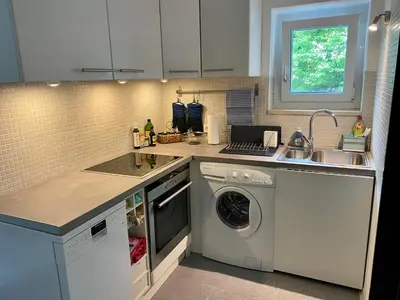 Küche/Küchenzeile in der Unterkunft Gemütliche und voll ausgestatette 2 Zimmer Ferienwohnung am Wörthsee mit Terrasse, Grill, Schaukel, Doppelbett oder getrennte Betten fußläufig zu S-Bahn nach München und See, ideal zum Entspannen aber auch zum Arbeiten