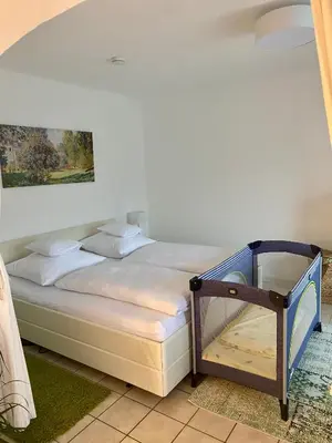 Ein Bett oder Betten in einem Zimmer der Unterkunft Gemütliche und voll ausgestatette 2 Zimmer Ferienwohnung am Wörthsee mit Terrasse, Grill, Schaukel, Doppelbett oder getrennte Betten fußläufig zu S-Bahn nach München und See, ideal zum Entspannen aber auch zum Arbeiten