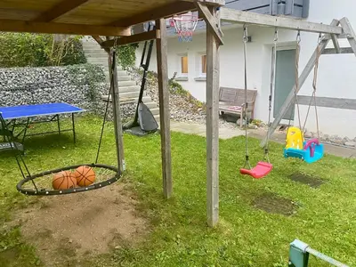 Ein Kinderspielbereich in der Unterkunft Gemütliche und voll ausgestatette 2 Zimmer Ferienwohnung am Wörthsee mit Terrasse, Grill, Schaukel, Doppelbett oder getrennte Betten fußläufig zu S-Bahn nach München und See, ideal zum Entspannen aber auch zum Arbeiten