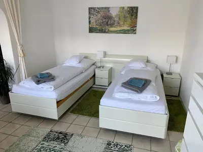 Ein Bett oder Betten in einem Zimmer der Unterkunft Gemütliche und voll ausgestatette 2 Zimmer Ferienwohnung am Wörthsee mit Terrasse, Grill, Schaukel, Doppelbett oder getrennte Betten fußläufig zu S-Bahn nach München und See, ideal zum Entspannen aber auch zum Arbeiten