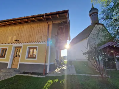 Das Gebäude in dem sich das Ferienhaus befindet