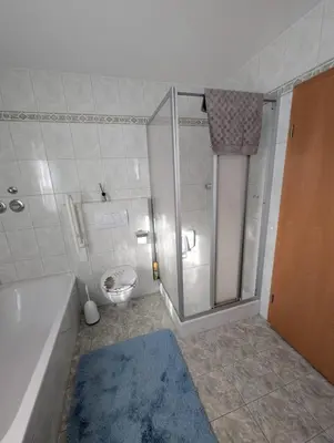 Ein Badezimmer in der Unterkunft Ferienwohnung mit Garten in der Nähe Landshut