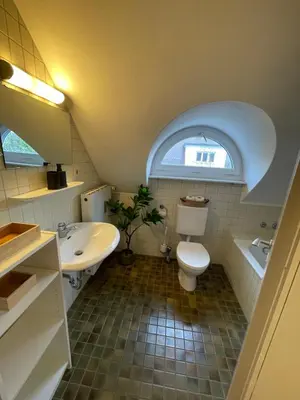 Ein Badezimmer in der Unterkunft Quiet Center Apartment - 10 min to Center & Oktoberfest - Free Parking - near Nymphenburg Palace & Botanical garden