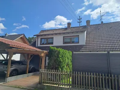 Das Gebäude in dem sich die Ferienwohnung befindet