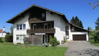Das Gebäude in dem sich die Ferienwohnung befindet