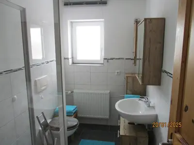 Ein Badezimmer in der Unterkunft Heyartz, Ferienwohnung Peter