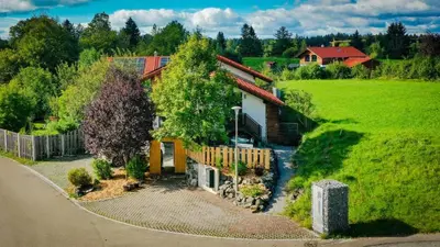 Ein Garten an der Unterkunft Modernes Alpen-Apartment nahe Neuschwanstein
