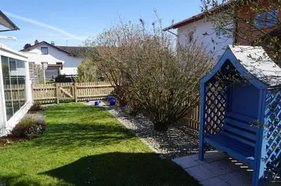 Ein Garten an der Unterkunft AlzBlüte