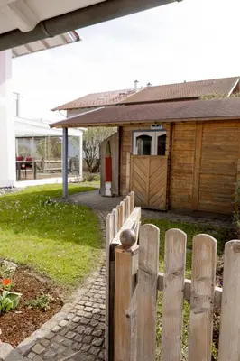 Ein Garten an der Unterkunft AlzBlüte