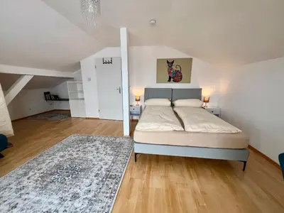 Ein Bett oder Betten in einem Zimmer der Unterkunft Room with a view - Zimmer mit Balkon und Bergblick - zwischen München und Rosenheim