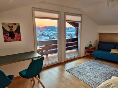Ein Sitzbereich in der Unterkunft Room with a view - Zimmer mit Balkon und Bergblick - zwischen München und Rosenheim