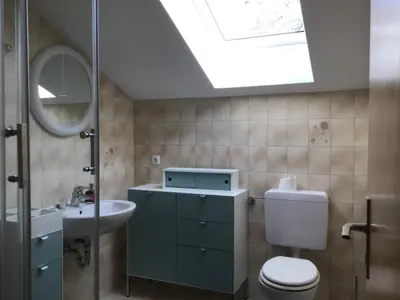 Ein Badezimmer in der Unterkunft Room with a view - Zimmer mit Balkon und Bergblick - zwischen München und Rosenheim