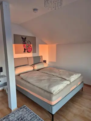 Ein Bett oder Betten in einem Zimmer der Unterkunft Room with a view - Zimmer mit Balkon und Bergblick - zwischen München und Rosenheim