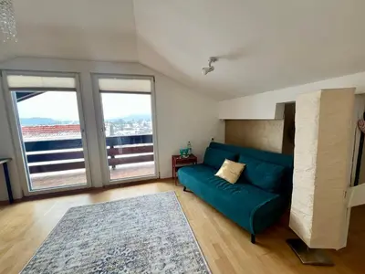 Ein Sitzbereich in der Unterkunft Room with a view - Zimmer mit Balkon und Bergblick - zwischen München und Rosenheim
