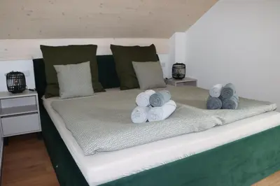 Ein Bett oder Betten in einem Zimmer der Unterkunft cozy cube 1 Luxury Apartments, nah an der Messe, 30 Minuten zu den Bergen und Seen, 20 Minuten nach München