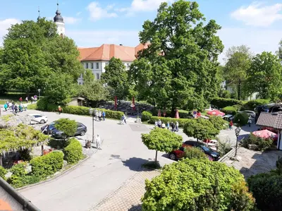 Ein Garten an der Unterkunft Ferienwohnung KIostermühle Irsee - Parkplätze, Spielplatz, Biergarten, Badesee, E-Auto Ladepunkt