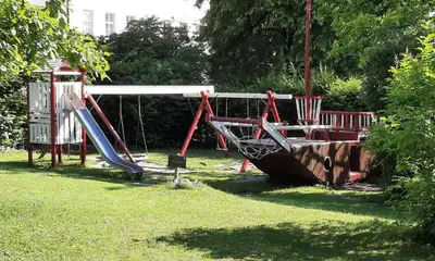Ein Kinderspielbereich in der Unterkunft Ferienwohnung KIostermühle Irsee - Parkplätze, Spielplatz, Biergarten, Badesee, E-Auto Ladepunkt