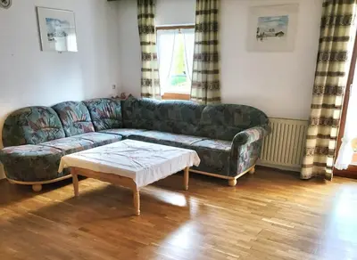 Ein Sitzbereich in der Unterkunft Nudlbichlerhof