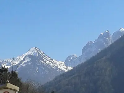 Ein allgemeiner Bergblick oder ein Berglick von der Ferienwohnung aus