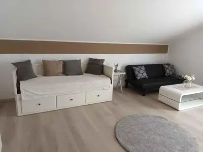 Ein Sitzbereich in der Unterkunft Ferienwohnung Alpenblick
