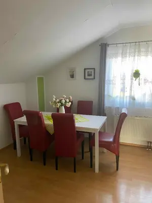 Ein Sitzbereich in der Unterkunft Ferienwohnung Alpenblick