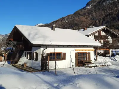 Ein allgemeiner Bergblick oder ein Berglick von des Ferienhauses aus