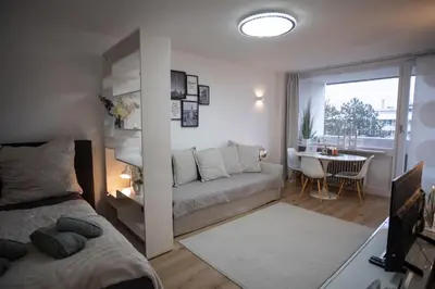 Ein Bett oder Betten in einem Zimmer der Unterkunft Cozy apartment with pool I U-Bahn