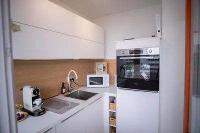 Küche/Küchenzeile in der Unterkunft Cozy apartment with pool I U-Bahn