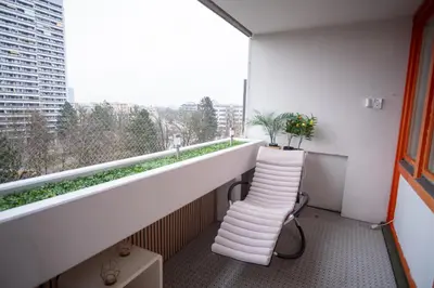 Ein Balkon oder eine Terrasse in der Unterkunft Cozy apartment with pool I U-Bahn