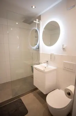 Ein Badezimmer in der Unterkunft Cozy apartment with pool I U-Bahn
