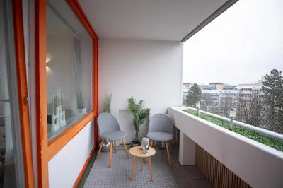 Ein Balkon oder eine Terrasse in der Unterkunft Cozy apartment with pool I U-Bahn