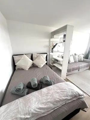 Ein Bett oder Betten in einem Zimmer der Unterkunft Cozy apartment with pool I U-Bahn