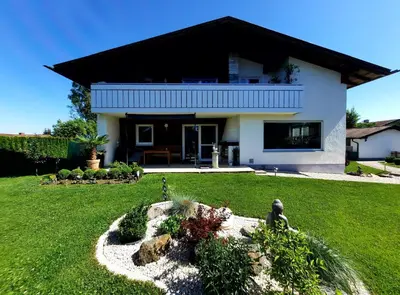 Ein Garten an der Unterkunft Haus Broni