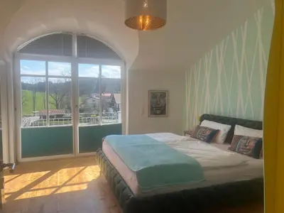 Ein Bett oder Betten in einem Zimmer der Unterkunft Villenzimmer mit eigenem Bad, Kunst und Aussicht