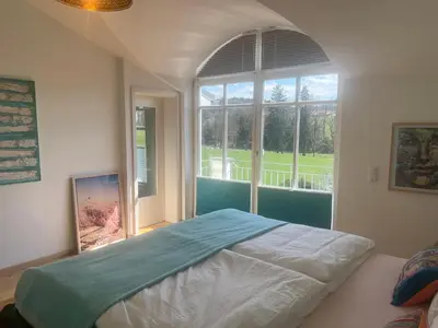 Ein Bett oder Betten in einem Zimmer der Unterkunft Villenzimmer mit eigenem Bad, Kunst und Aussicht