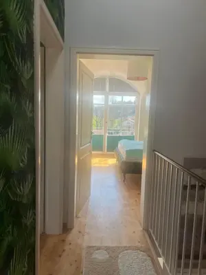 Ein Bett oder Betten in einem Zimmer der Unterkunft Villenzimmer mit eigenem Bad, Kunst und Aussicht