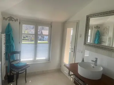 Ein Badezimmer in der Unterkunft Villenzimmer mit eigenem Bad, Kunst und Aussicht