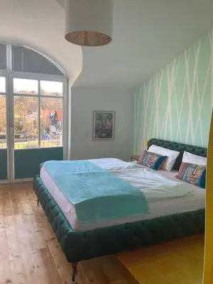 Ein Bett oder Betten in einem Zimmer der Unterkunft Villenzimmer mit eigenem Bad, Kunst und Aussicht