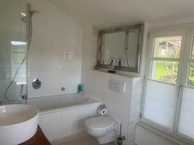 Ein Badezimmer in der Unterkunft Villenzimmer mit eigenem Bad, Kunst und Aussicht