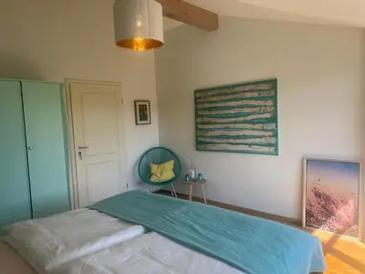 Ein Bett oder Betten in einem Zimmer der Unterkunft Villenzimmer mit eigenem Bad, Kunst und Aussicht