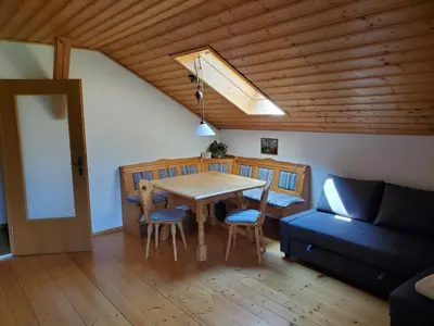 Ein Sitzbereich in der Unterkunft Biohof Dimper - HühnerNest