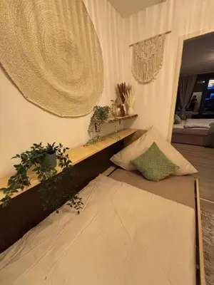 Ein Bett oder Betten in einem Zimmer der Unterkunft Bohemian Chic Sage Dreams - Munich Central Station