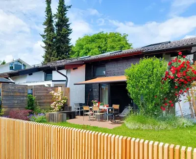 Ein Garten an der Unterkunft Ferienhaus Berge und See mit Whirlpool und Sauna