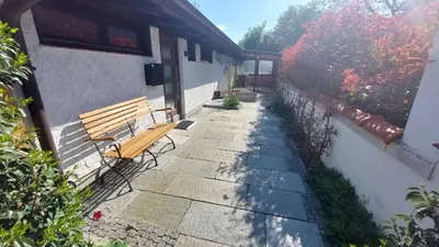 Das Gebäude in dem sich das Ferienhaus befindet